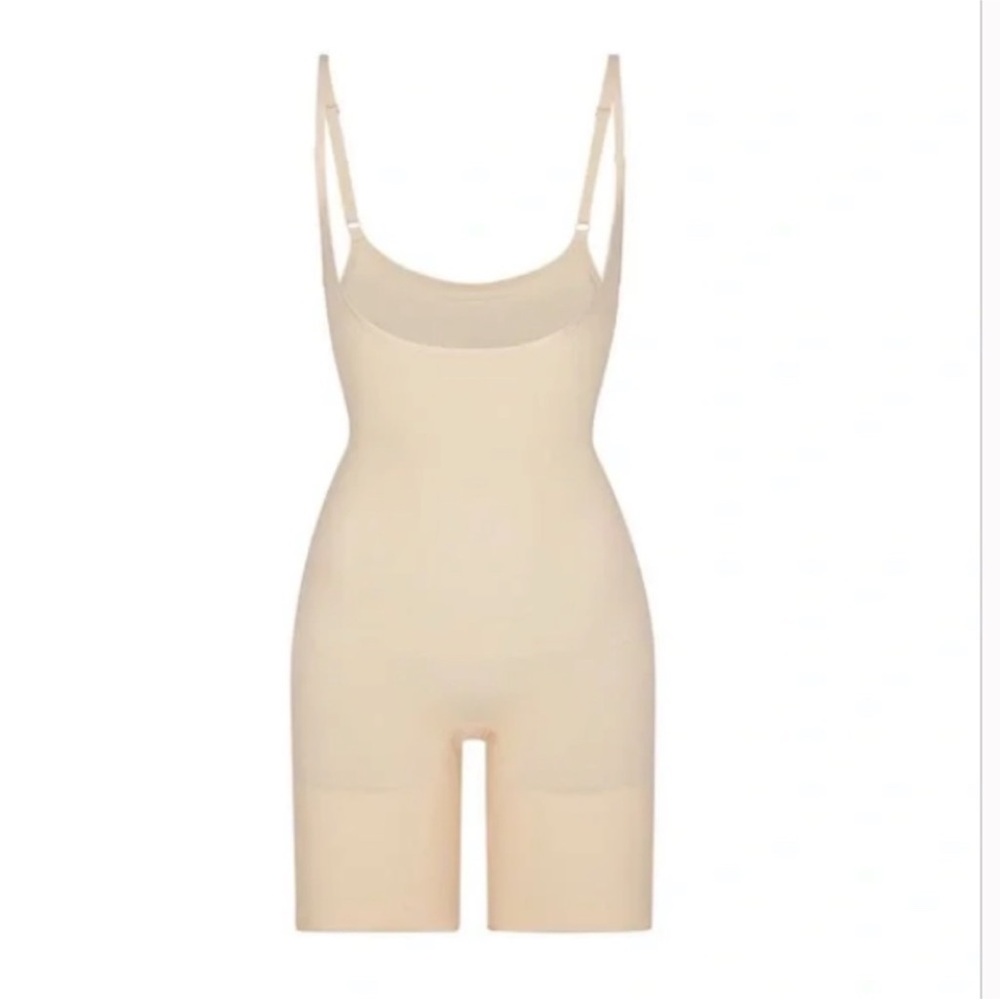 SKIMS Seamless Sculpt Open Bust butt lifting Shortie Bodysuit NWOT size XS sand